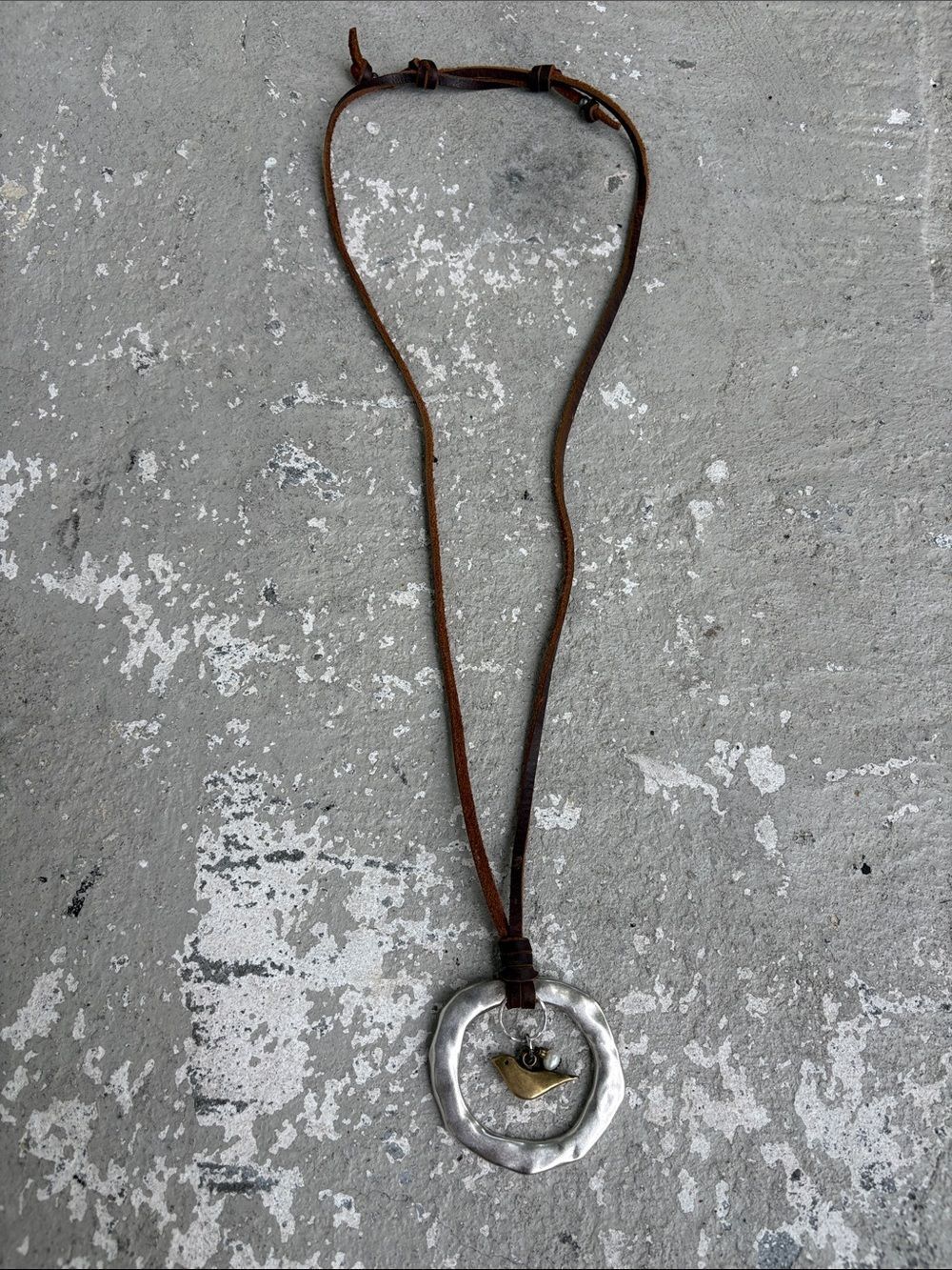 Le Grande Pewter pendant with bird and pearl - Picture 2 of 3